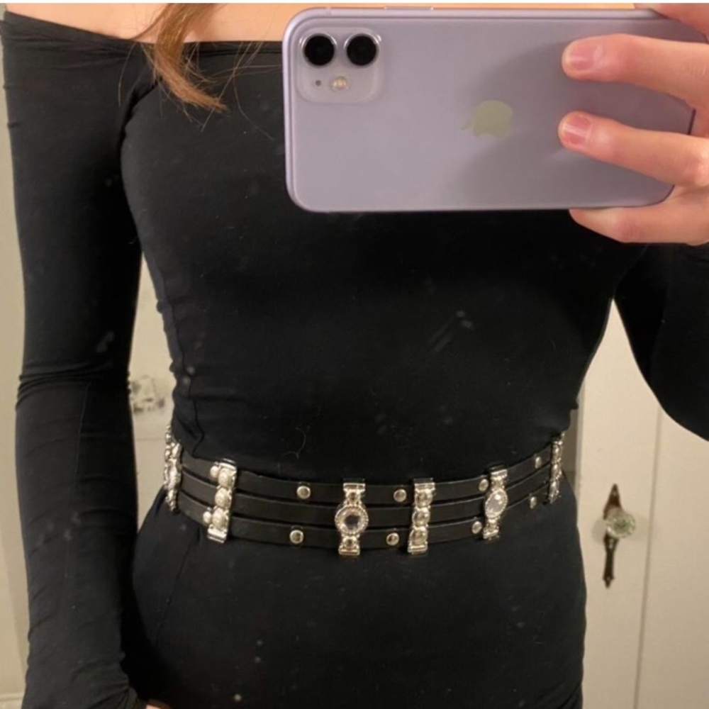 Genuine leather belt with silver detail